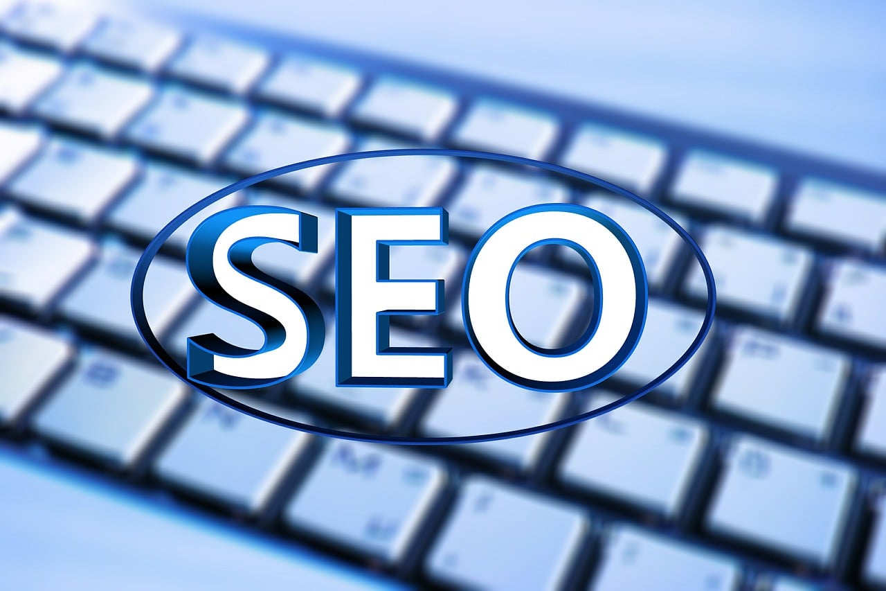 SEO im ovalen Kreis und im Hintergrund eine Tastatur.
